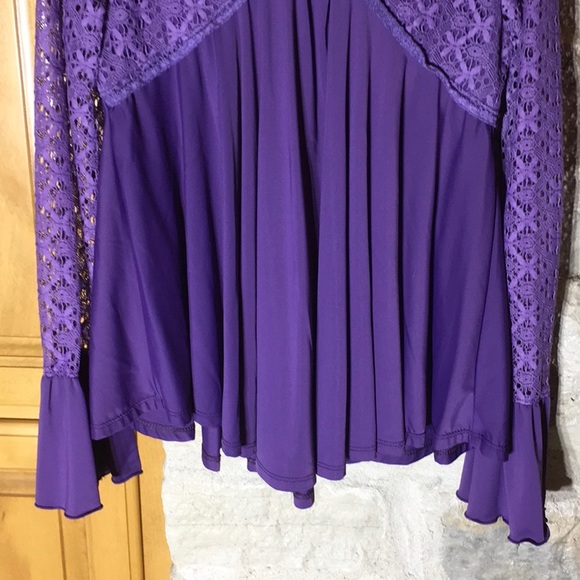 Girl & Co. By Limeapple. 
Gorgeous Flowy Top - Picture 3 of 11